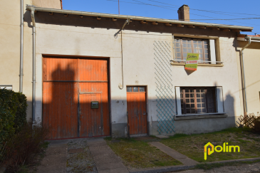 Axe A31, maison de village avec un gros potentiel..  Maison de village de 99m2 comprenant : Hall d'entrée, cuisine, salon/séjour, salle d'eau, WC, garage. A l'étage : une chambre, une pièce, un grenier de 84m2 pouvant être aménagé. Terrasse et jardin sur l'arrière de la maison.
 Les informations sur les risques auxquels ce bien est exposé sont disponibles sur le site Géorisques : www.georisques.gouv.fr