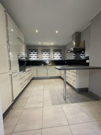 DISPONIBLE DE SUITE <br><br>Real G Immo a le plaisir de vous présenter cette belle maison, située dans une cité très calme à Esch-sur-Alzette. <br><br>Ce bien se compose comme suit :<br><br>Au rez-de-chaussée :<br>Hall d\'entrée, cuisine équipée ouverte sur salon/salle à manger.<br><br>1er étage :<br>Une spacieuse chambre à coucher et une salle de bain avec baignoire et douche.<br><br>2ième étage:<br>2 chambres à coucher  et un débarras.<br><br>Au sous-sol:<br>wc séparé, cave, local technique, buanderie accès à une terrasse et jardin.<br><br>Informations complémentaires :<br>- Maison entièrement rénové en 2012,<br>- Double vitrage PVC,<br>- Velux volet motorisé, <br>- Vidéophone, <br>- Façade de 2015 avec isolation,<br>- Toiture de 2011,<br><br>à proximité de touts commodités tels que : crèches, écoles, maison relais, gare, axes autoroutiers.<br><br>DISPONIBLE DE SUITE<br><br>REAL G IMMO vous accompagne dans toutes vos démarches administratifs et financières. Nous réalisons également une ESTIMATION GRATUITE de votre bien.<br><br>Pour plus de renseignement ou visite des lieux, nous restons à votre disposition au 28.66.39.1.