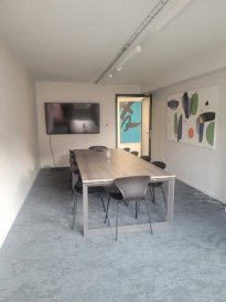 HAGUENAU CENTRE SPACIEUX LOCAL PROFESSIONNEL. HAGUENAU, rue du Puits, proche clinique Sainte Odile, local professionnel de 167m² comprenant de beaux espaces.
Entièrement refait à neuf en 2024 les locaux sont prêts à vous accueillir.
Idéal pour une activité libérale ou des bureaux, ce local se compose de 3 bureaux, d'un open space, d'une salle de pause et de deux WC.
Les plus :  l'Ascenseur dans l'immeuble
Deux places de parking dans une cour fermée et une cave
La situation idéale en centre ville
Chauffage par clim réversible neuve - fenêtres et volets électriques neufs
Charges annuelles : 3000EUR~Nombre de lots : 18 
Prix : 480 000 EUR
Honoraires inclus charges acquéreur : 2,5 % (2.44 % d'honoraires TTC à la charge de l'acquéreur.)
Copropriété de 18 lots (Pas de procédure en cours).
Charges annuelles : 3000.00 euros.