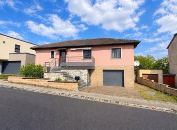 À VENDRE ? MAISON INDIVIDUELLE 4 FAÇADES À WILTZ

JS Partners Immobilière vous propose à la vente cette charmante maison individuelle 4 façades, située à Wiltz, dans un environnement calme et agréable.

Implantée sur un terrain de 5,29 ares, la propriété offre une surface habitable d'environ 110 m2, complétée par un sous-sol, de nombreux espaces de rangement ainsi que trois garages au total.

DISPOSITION

Rez-de-chaussée :

- Salon / salle à manger
- Cuisine équipée
- 2 chambres à coucher
- Salle de bain
- WC séparé
- Débarras
- Accès direct à la terrasse

Sous-sol :

- 1 chambre à coucher avec salle de bain privative
- Cave
- Garage pour une voiture
- Espaces de rangement

GARAGES SUPPLÉMENTAIRES

À l'arrière de la propriété se trouvent également deux grands garages indépendants, offrant de nombreuses possibilités : stationnement supplémentaire, stockage, atelier ou espace pour vos loisirs.

La propriété dispose ainsi de 3 garages au total.

EXTÉRIEURS

La maison bénéficie d'une grande terrasse d'environ 90 m2, idéale pour profiter des beaux jours, ainsi que d'un jardin d'environ 150 m2,

CARACTÉRISTIQUES PRINCIPALES

- Maison individuelle 4 façades
- Environ 110m2, habitables
- Terrain de 5,29 ares
- 3 chambres à coucher
- 2 salles de bain
- WC séparé
- Grande terrasse d'environ 90 m2
- Jardin d'environ 150 m2
- 3 garages
- Cave et espaces de rangement

Cette maison constitue une belle opportunité pour une famille à la recherche d'une propriété individuelle avec de beaux espaces extérieurs et d'importantes possibilités de stationnement et de rangement.

Pour plus d'informations ou pour organiser une visite :

Moura Jemp  
+352 621 216 646  

(Les surfaces sont données à titre indicatif)