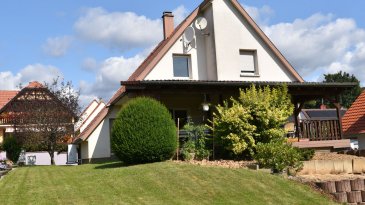 Magnifique maison de 110 m² dans un village paisible. Oberhoffen-les-Wissembourg à 15min de Soultz-sous-Forêts, découvrez cette charmante maison, idéalement située dans un havre de paix, offrant tranquillité et confort. Entretenue avec soin, cette propriété se compose d\'un bel espace de vie lumineux incluant une cuisine équipée neuve, un séjour accueillant et un salon avec un accès direct à une terrasse ensoleillée, parfaite pour vos moments de détente.<br/>À l\'étage, vous trouverez 3 chambres, idéales pour accueillir une famille ou aménager des espaces de travail.<br/><br/> (1.96 % d\'honoraires TTC à la charge de l\'acquéreur.)