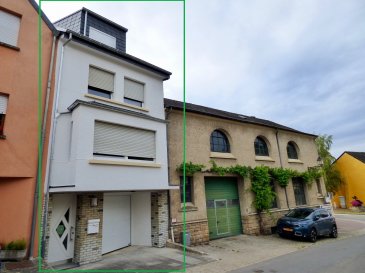 SCHAUS Immobilier propose à la vente cette charmante maison mitoyenne entièrement rénovée avec garage, sise à Ehnen dans un environnement calme et agréable, se composant comme suit :

.La cuisine équipée et aménagée neuve avec un plan de travail en granit ; équipée de toutes les commodités notamment un lave-vaisselle, un four, un four à micro-ondes, un frigo et un congélateur. Le jardin est accessible depuis la cuisine.

.Le WC séparé avec espace buanderie.

.Le salon/salle à manger lumineux dont le sol est revêtu d’un beau parquet.

Au premier étage se trouvent :
.La première chambre d’une surface d’environ 15,00m2.

.La deuxième chambre d’une surface d’environ 20,00m2.

.Une première salle de douche, moderne, avec double vasque et WC.

Le deuxième étage est aménagé comme suit :
.La troisième chambre.
.La quatrième chambre, la chambre parentale avec vue sur les vignes d’une surface d’environ 25,00m2 avec une salle de douche (+/- 5,00m2).

La maison est complétée par :
.Un garage d’une profondeur d’environ 9,35m équipée d’une porte motorisée
.Une chaufferie
.Un grand jardin naturel aménagé en terrasses, sans vis-à-vis dernière avec une vue imprenable sur les vignes de la Moselle luxembourgeoise.

Concernant les équipements de la maison :
.Les fenêtres sont en double vitrage avec des châssis en PVC.
.La chaudière est au mazout.
.La toiture est neuve et recouverte en ardoise.

N’hésitez pas à nous contacter pour tout renseignement complémentaire et un rendez-vous de visite.

Les honoraires de négociation sont à la charge du vendeur.


Ref agence :VM0299