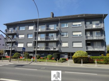Appartement avec une surface habitable de 64m2 situé au rez-de-chaussée  à Alzingen, composé comme suit:

A l’étage (triple vitrage) : Hall d’entrée avec débarras, living/salle à manger avec accès au balcon arrière de 5,40 m2, cuisine équipée, 1 chambre à coucher, un WC séparé, une salle de bain avec baignoire, lavabo et raccords pour le lave-linge.

Au sous-sol : une cave 

A l’extérieur : un garage box fermé

L’appartement est complété par un grenier de 8,50 m2

Pour tous renseignements supplémentaires ou pour convenir un rendez-vous pour une visite, n’hésitez pas à nous contacter au (+352) 691 400 705 ou par mail : info@17b.lu
