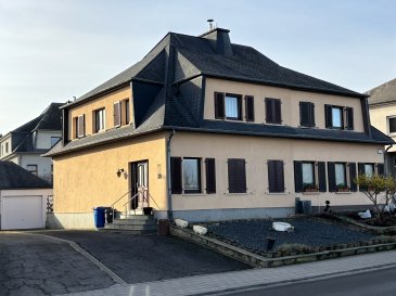 Construite dans les années 1980 sur +/- 3 ares de terrain privatif, Belle maison présentant « 3 côtés libres » disposant de +/- 160 m2 habitables, comprenant :

- Hall d'accueil.
- Grand salon et salle à manger avec cheminée et accès terrasse arrière orienté Sud/Ouest
- Cuisine équipée indépendante avec accès terrasse arrière.
- 4 chambres à coucher.
- Salle de douche avec WC.
- WC séparé.
- Cave, chaufferie et buanderie.
- Combes aménageables sur dalle en béton.
- Garage attenant pour 1 voiture + 4 à 5 emplacements de parkings extérieurs sur la propriété.

Située dans un quartier exclusivement résidentiel.

Toutes les fenêtres sont récentes en double vitrage / Toiture et façade principale en bon état / la chaudière condensation Gaz date de 2022.

Des Travaux de rafraîchissement sont à prévoir.