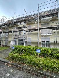 Cet appartement à vendre, situé à Alzingen au Luxembourg, est proposé par AGENCE REINERT CARLO. Cette propriété est exclusivement disponible sur athome.lu. 

Détails de la Propriété: Découvrez ce charmant appartement de 77,25 m², construit en 2003, qui offre confort et commodité. Avec une chambre spacieuse et une salle de bains, avec douche/baignoire et W.C. Cet espace est idéal pour des célibataires ou des couples recherchant un lieu de vie moderne avec des équipements complets. L'appartement dispose d'une cuisine ouverte et équipée (datant de 2010), parfaite pour ceux qui aiment cuisiner et divertir.Living/Salle-à-manger  et cuisine disposent de spots intégrés au plafond.Dans le hall vous disposez d'une grande armoire intégrée et d'une armoire à chaussures.Carrelages dans toutes les pièces , sauf parquet dans la chambre à coucher.Volets électriques, double vitrage,  Appréciez une belle terrasse ( de 10 m²) avec une marquise orientée sud-est, idéale pour des moments de détente en extérieur. Les excellents équipements incluent un ascenseur pour un accès facilité, une buanderie pratique, et un espace de stationnement intérieur et extérieur. Profitez également de l'utilisation d'une cave et d'un local à vélos pour un rangement supplémentaire.Une nouvelle façade(2025) est en cours de réalisation.

Installations à Proximité: Alzingen est un quartier dynamique qui allie tranquillité résidentielle et commodités urbaines. Les résidents bénéficient d'un accès facile aux établissements scolaires de qualité et d'une variété de boutiques et de restaurants pour satisfaire toutes les envies. Les parcs à proximité offrent des options de loisirs pour les amateurs de nature et les familles. Les services de santé locaux sont accessibles pour assurer votre bien-être, et le transport public bien développé permet de se déplacer facilement dans le Grand-Duché.

Ne manquez pas cette occasion unique! Pour découvrir cet incroyable appartement, contactez-nous dès maintenant en remplissant le formulaire de contact ou par téléphone.
