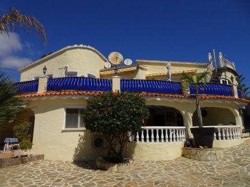 Grosse Traumvilla in Topzustand an der Costa Blanca, in Dénia, mit viel Sonne und einem tollen Blick auf den Montgo.

Die Villa liegt in einem sehr ruhigen Teil von Dénia, unweit vom Strand mit Traumblick ( Südseite ) auf den Montgo. Der Garten wurde über die Jahre sehr schön angelegt und es finden sich viele romantische Plätze rund um das Haus. Es gibt einen grossen Pool, einen Whirlpool und verschiedene Terrassen und Balkone. Von der Dachterrasse hat man einen unglaublichen Rundumblick.
Durch den Haupteingang gelangt man in ein sehr grosszügiges Wohn/Esszimmer mit grossem Kamin und Zugang zum grossen Balkon mit Traumblick auf das Grundstück und den Berg. Des Weiteren befinden sich die moderne Einbauküche, 2 Schlafzimmer und 2 Bäder ebenfalls auf dieser Etage. Im unteren Stockwerg liegen 2 Gäste-Appartements mit insgesamt 3 Schlafzimmern und jeweils ein Badezimmer. Ein Appartement verfügt über eine kleine Küche. Von hier gelangt man ebenfalls über eine grosse überdeckte Terrasse in den awunderschönen Garten und zum Pool. Die ganze Anlage ist behindertengerecht aufgebaut und verfügt über einen Aussenaufzug für Rollstuhlfahrer. Es gibt eine getrennt Waschküche, eine Aussenküche, einen Carport und verschiedene Kellerräume im Untergeschoss.
Das Anwesen kann für eine grosse Familie genutzt werden oder auch, unter Beachtung der gesetzlichen Bestimmungen ganz oder teilweise vermietet werden.

Dénia gehört zu den Perlen an der Costa Blanca. Leicht zu erreichen über die Autobahn und den 2 Flughäfen, Alicante/Valencia, liegt die Stadt an dem imposanten Bergmassif Montgo (750m) direkt am Meer. Im Sommer wie auch im Winter herrschen hier traumhafte Temperaturen und auf Grund der Grösse der Stadt ist hier rund ums Jahr alles geöffnet. Im Fährhafen gibt es täglich Verbindungen nach Mallorca, Ibiza und Formentera. Die grossen langen Sandstrände im Norden der Stadt laden genauso zur Erholung ein wie die felsigen Buchten der Costa Blanca im Süden. Rund um die Stadt finden sich moderne Krankenhäuser, alle Einkaufsmöglichkeiten, internationale Schulen, alle Sportangebote und die allgegenwärtige Natur. Selbstverständlich werden in den verschiedenen Sporthäfen alle Wassersportarten angeboten.