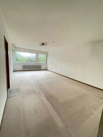 REAL G IMMO vous propose à la vente cet appartement situé au rez-de-chaussée d’une résidence construite en 1977, idéalement située à Bertrange.

D’une surface habitable d’environ 68 m², l’appartement se compose comme suit :

- Un hall d’entrée
- Un spacieux salon/séjour avec accès direct à la terrasse
- Une cuisine séparée avec également un accès à la terrasse
- Une chambre à coucher
- Une salle de bains avec WC

L’appartement dispose également d’une terrasse, d’un emplacement de parking intérieur ainsi que d’une cave privative.

Informations complémentaires :

- Surface : ± 68 m²
- Année de construction : 1977
- Étage : Rez-de-chaussée
- 1 chambre
- Terrasse
- Parking intérieur- Cave
- Charges mensuelles : ± 250 €
- Passeport énergétique : G / H 

Quelques travaux de rafraîchissement sont à prévoir.

Une opportunité intéressante pour un premier achat ou un investissement, dans une commune recherchée à proximité de Luxembourg-Ville.

Nous restons à votre disposition pour tout renseignement complémentaire ou visite des lieux au 28 66 39 1.

Les prix s'entendent frais d'agence + TVA inclus.

 ---------- 
REAL G IMMO offers you this apartment located on the ground floor of a residence built in 1977, ideally situated in Bertrange.

With a living area of approximately 68 m², the apartment comprises:

- An entrance hall
- A spacious living/dining room with direct access to the terrace
- A separate kitchen also with access to the terrace
- A bedroom
- A bathroom with WC

The apartment also has a terrace, an indoor parking space, and a private cellar.

Additional information:

- Area: ± 68 m²
- Year of construction: 1977
- Floor: Ground floor
- 1 bedroom
- Terrace
- Indoor parking - Cellar
- Monthly charges: ± 250 €
- Energy passport: G / H 

A few refresh works are needed.

An interesting opportunity for a first purchase or investment, in a sought-after municipality near Luxembourg City.

We remain at your disposal for any additional information or site visits at 28 66 39 1.

Prices include agency fees + VAT.