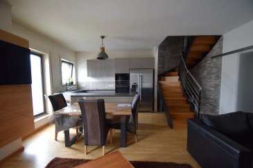 En Exclusivité, ImmoHouse vous propose ce charmant duplex 2 chambres idéalement situé à Reckange sur Mess.

Au premier étage d'une résidence soignée ce superbe appartement de 71m² se compose de:

-Un agréable hall d'entrée 
-Un grand salon/salle à manger trés lumineux 
-Une cuisine équipée ouverture sur la pièce de vie
-Deux chambres à coucher
-Une salle de douche avec wc

A cela s'ajoutent:
-Un emplacement exterieur privatif
-Une cave privative
-Une buanderie

Un superbe objet à découvrir

Infos et visites sur demandes