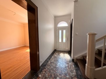 Thionville : Maison de 142 m2 avec jardin. Dans quartier calme et proche du centre ville, belle maison rénovée de 142 m2 avec jardin.
Maison comprenant une belle entrée menant à un double séjour, une grande cuisine - salle à manger, 4 chambres, 1 bureau,
2 salles de bains et  un grenier.
Sous - sol complet. 
Garage et jardin. 
Chauffage fuel.
Les informations sur les risques auxquels ce bien est exposé sont disponibles sur le site Géorisques : www.georisques.gouv.fr »

Contact agence : 02 82 53 44 32