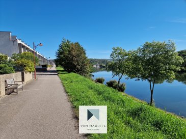 Situé à Wasserbillig, dans la commune de Mertert, cette maison mitoyenne construite en 2005, rénovée en 2018 avec son rooftop exceptionnel, offre une surface totale de ± 170 m² dont ± 145 m² habitables. Elle se compose comme suit :

Au rez-de-chaussée, un hall d'entrée ± 3 m² avec ses armoires intégrées, un wc séparé, un bureau de ± 7 m² et un séjour de ± 27 m² avec vue sur la Moselle par de grandes baies vitrées.

Le 1er étage, comprend un palier de ± 5 m², une chambre de ± 12 m² avec son dressing ± 9 m² en suite, une salle de douches moderne ± 10 m² ainsi que la chambre de ± 20 m² avec vue dégagée sur la Moselle. Cette chambre est divisible en deux chambres de ± 9 m².

Le rez-de-jardin, est composé d'une cuisine ouverte avec salle à manger de ± 26 m², donnant sur la terrasse de ± 40 m² plein Sud avec accès direct à la promenade le long de la Moselle.

En plus cet étage comprend la buanderie de ± 6 m², un débarras, et le garage de ± 28 m².

Le rooftop sur toute la surface du toit vient compléter cette offre et comprend une espace repos, une douche et marquises électrique accompagnée d'une vue en hauteur dégagée sur la Moselle en garantissant un espace privatif.

Charges :

Consommation électrique chauffage  120 EUR/mois
Eau, taxes communales etc.

Détails complémentaires :

- Maison rénovée en 2018
- Wifi  ;
- Chauffage électrique par le sol et radiateurs ;
- Double vitrage, châssis en bois, volets manuels, stores électriques;
- Vue exceptionnelle avec terrasse orientée sud ;
- Carrelage au sol ;
- Alarme ;
- chauffage, eau et poubelle individuelle ;
- Accès à une piste de vélos par la terrasse.

Agent responsable : Juha Ahonen

E-mail : juha@vanmaurits.lu
Tél. : +352 661 249 476