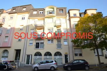 SOUS COMPROMIS<br>L\'agence immobilière Christine SIMON vous propose en exclusivité un splendide appartement au premier étage avec ascenseur, en plein centre de Dudelange d\'une Résidence construite en 2000.<br>Il se compose comme suit:<br>Hall d\'entrée, débarras, cuisine équipée ouverte vers le salon, accès sur une très belle terrasse privative d\'env. 32 m2 au calme avec vue dégagée sur le jardin commun. (orientation Est).<br>1 chambre à coucher de 12,30 m2, une salle de bain et une toilette séparée.<br>Au sous-sol:<br>Un emplacement intérieur et une cave de 3 m2, complètent ce bel appartement.<br>Passeport énergétique F-E<br>Chaudière de 2015, peinture des communs en 2016.<br>L\'appartement à été rénové en 2017, nouveau lave vaisselle, nouvelle toilette et bidet.<br>Disponibilité immédiate<br><br>Pour une visite ou de plus amples renseignements contactez l\'agence immobilière Christine SIMON au tél: 26 53 00 30 1 ou GSM: 621 189 059 ou par mail au info@christinesimon.lu<br><br>La commission de vente de 3 % plus TVA 17 % est à charge du vendeur.<br><br>Nous sommes en permanence à la recherche de biens pour nos clients solvables. Si vous désirez vendre ou louer, contacter Madame Christine SIMON.<br>