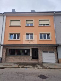 Immeuble de rapport situé en plein centre, divisé comme suit :

- Rez-de-chaussée : 
Local commercial de 70 m² avec bureau, salle de réunion, kitchenette, WC et grande terrasse
Garage

- 1ier étage :
Appartement de 80m² avec 3 chambres à coucher

2ième étage : 
Appartement de 80m² avec 3 chambres à coucher

3ième étage :
1 local de 14m² et un grenier de 72m²

Sous-sol :
3 caves privatives (19m², 10m² et 14m²)
une buanderie commune
une chaufferie

Extérieur :
grand jardin commun

Information importante :
L’immeuble dispose d’un cadastre vertical

Pour tous renseignements supplémentaires ou convenir d'un rendez-vous pour une visite, veuillez nous contacter par téléphone au (+352) 691 400 705 ou par courriel : info@17b.lu

 ---------- 
Renditeobjekt in zentraler Lage, wie folgt aufgeteilt:

- Erdgeschoss:
Geschäftsraum von 70 m² mit Büro, Besprechungsraum, Küchenzeile, WC und großer Terrasse.
Garage

- 1. Stock:
80m² große Wohnung mit 3 Schlafzimmern

2. Stockwerk:
80m² Wohnung mit 3 Schlafzimmern

3. Stock:
1 Raum von 14m² und ein Dachboden von 72m².

Kellergeschoss:
3 private Kellerräume (19m², 10m² und 14m²).
eine gemeinsame Waschküche
ein Heizraum

Außenbereiche:
großer Gemeinschaftsgarten

Wichtige Informationen:
Das Gebäude verfügt über ein vertikales Kataster

Für weitere Informationen oder um einen Besichtigungstermin zu vereinbaren, kontaktieren Sie uns bitte telefonisch unter (+352) 691 400 705 oder per E-Mail: info@17b.lu

 ---------- 
Centrally located investment property, divided as follows:

- First floor:
70 m² business premises with office, meeting room, kitchenette, WC and large terrace
Garage

- 1st floor:
80m² apartment with 3 bedrooms

2nd floor:
80m² apartment with 3 bedrooms

3rd floor:
1 room of 14m² and an attic of 72m².

Basement:
3 private cellars (19m², 10m² and 14m²)
shared laundry room
boiler room

Outside :
large shared garden

Important information:
The building has a vertical cadastre

For further information or to arrange a viewing, please contact us by telephone on (+352) 691 400 705 or by e-mail: info@17b.lu