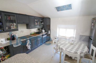 Homeseek Ville-Haute et Alain Maeck (+33 7 82 00 57 84 ou +352 621 317 226) vous proposent :

Charmant appartement lumineux de type F4, de +/- 125m², entièrement rénové en 2008. Situé dans une maison bi-familiale, dans la commune de Thil. Juste à côté de Villerupt et à moins de 15 min de Luxembourg.

Ce bien est composé comme suit :
-	Hall d'entrée avec interphone et monte-charge
-	Un grand living traversant
-	Une cuisine équipée et ouverte sur le living 
-	Une grande salle de bain avec double vasques, Wc et douche
-	Un débarras avec chauffe eau neuf
-	Une chambre parentale avec sa pièce d'eau privative
-	Une deuxième grande chambre
-	Une troisième chambre avec accès vers les combles
-	3 espaces de combles aménageables

Cet appartement dispose d'un garage et d'un emplacement et d'un espace de stockage supplémentaire au grenier.

Proche de Villerupt, la frontière et de toutes commodités (Mairie, pharmacie, école maternelle, etc)

Le stationnement y est facile dans la rue et au pied de l'immeuble.
Ref agence :4917631-VH-AM