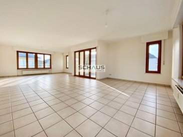 Schaus Immobilier propose à la location ce grand appartement lumineux sis au deuxième étage d\'une résidence sans ascenseur, se composant comme suit :<br><br>-	Hall d\'entrée<br>-	Salon/salle à manger avec accès au balcon<br>-	Cuisine équipée et aménagée<br>-	WC séparé<br>-	Première chambre d\'une surface d\'environ 11,15m2 équipée d\'une armoire intégrée.<br>-	Deuxième chambre d\'une surface d\'environ 12,05m2 équipée d\'une armoire intégrée.<br>-	Troisième chambre parentale d\'une surface d\'environ 15,75m2 avec salle de bains attenante.<br>-	Une salle de douche avec WC.<br><br>Le bien est complété par :<br>-	Une cave d\'une surface d\'environ 12,30m2 avec espace buanderie privative.<br>-	Un garage avec porte motorisée<br>-	Un emplacement extérieur devant le garage.<br><br>Nous sommes à votre disposition pour tout renseignement complémentaire.<br><br>Les honoraires de négociation s\'élèvent à un mois de loyer augmenté de la TVA de 17% en vigueur.<br>