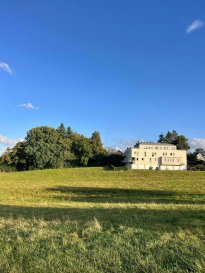 Situé dans une résidence bien entretenue datant de 2010, cet appartement lumineux de +/-82.6 m² vous offre un cadre de vie agréable et fonctionnel. 

Il se compose d'un spacieux séjour, idéal pour les moments de détente en famille, d'une cuisine semi ouvert entièrement équipée.

L'appartement dispose de deux chambres à coucher, parfaites pour une petite famille, salles de bain avec WC et WC séparée.

Le bien bénéficie également de deux balcons, ainsi que d'une cave pour du rangement supplémentaire. 

Garage box et un emplacement extérieurs.

Caractéristiques :

- Appartement au 2ième et dernière étage avec ascenseur 
- Superficie : 82.6 m² (±)
- 2 chambres dont une avec espace dressing encastré 
- Spacieux salon-séjour
- Cuisine équipée
- Salle de bains avec baignoire 
- Deux balcons
- Cave
- Résidence bien entretenue
- Année de construction : 2010
- Proximité des commerces, écoles et transports.

Pour tout renseignement complémentaire ou information veuillez nous contacter par email info@immonordstrooss.lu ou par Tél: 691 850 805.

Proposition de crédit/financement à taux compétitif auprès des banques Luxembourgeoise incluse dans nos services gratuits.