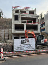 Quote-part de terrain & gros œuvre clé en main

Situé dans un environnement calme et proche de la nature à Grevelsdange, charmant village viticole du sud-est du Luxembourg (commune de Stadtbredimus, région de la Moselle), nous vous proposons un projet résidentiel de haute qualité à vendre.

Grevelsdange séduit par son atmosphère agréable, son cadre naturel et ses paysages viticoles, ainsi que par son excellente accessibilité : Luxembourg-Ville se trouve à seulement environ 21 km.

La maison sera réalisée avec des finitions haut de gamme et répondra aux normes modernes d'habitation et de performance énergétique :

Classe énergétique A/A

Triple vitrage

Pompe à chaleur

Ventilation mécanique contrôlée double flux (VMC double flux)

Cette offre s'adresse aux personnes recherchant un habitat contemporain alliant confort et qualité de vie dans un environnement paisible ? idéal pour familles ou couples souhaitant un logement avec du caractère.

?? Le prix indiqué comprend 3 % de TVA, sous réserve d'acceptation par l'Administration de l'enregistrement, des domaines et de la TVA.