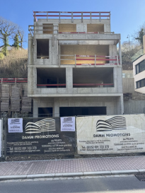 Quote-part de terrain & gros œuvre clé en main

Situé dans un environnement calme et proche de la nature à Greiveldange, charmant village viticole du sud-est du Luxembourg (commune de Stadtbredimus, région de la Moselle), nous vous proposons un projet résidentiel de haute qualité à vendre.

Grevelsdange séduit par son atmosphère agréable, son cadre naturel et ses paysages viticoles, ainsi que par son excellente accessibilité : Luxembourg-Ville se trouve à seulement environ 21 km.

La maison sera réalisée avec des finitions haut de gamme et répondra aux normes modernes d'habitation et de performance énergétique :

Classe énergétique A/A

Triple vitrage

Pompe à chaleur

Ventilation mécanique contrôlée double flux (VMC double flux)

Cette offre s'adresse aux personnes recherchant un habitat contemporain alliant confort et qualité de vie dans un environnement paisible ; idéal pour familles ou couples souhaitant un logement avec du caractère.

?? Le prix indiqué comprend 3 % de TVA, sous réserve d'acceptation par l'Administration de l'enregistrement, des domaines et de la TVA.