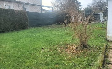 Terrain à bâtir de 3,05 ares non viabilisé mais constructible, implanté sur la commune de Fameck, dans le quartier Oury-Sud à la limite de la commune de Florange.

Un devis de raccordement et de viabilisation est disponible.

Le Certificat d'urbanisme a été délivré par la commune pour une nouvelle construction de +-200 m2 en R+1.

Situé dans un quartier exclusivement résidentiel très tranquille, hors lotissement. Tout en étant proche de toutes les commodités (centre commercial, médecin etc?).