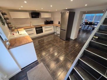 Angevillers,

Au cœur du village,
Proche de toutes commodités (écoles) et des grands axes routiers( accès A30,A31 frontières Esch, Dudelange et Volmerange-les-Mines)

Maison jumelée entièrement rénovée environ 110m² habitables offrant :

En Rdc :

Cuisine équipée moderne de 16m², salon séjour 30 m² accès terrasse orienté plein sud de 40m² 

Au 1er :

Un dégagement , une grande chambre parquetées de 14 m²,salle d'eau/buanderie de 10m² offrant tout confort( double vasque, douche et sèche serviette) ,un wc suspendu.

Au 2nd :

Un dégagement, 2 grandes chambres d'environ 20m² chacune au sol), salle d'eau avec douche meuble vasque et sèche serviette, WC séparé.

A l'extérieur :

Une grande terrasse de 40m², parking facile dans la rue.

Technique: chauffage central au gaz (chaudière Atlantic à condensation de 2023), dv pvc, système électrique aux normes, toiture révisée et entretenue.

Aucun travaux à prévoir, prête à vivre.

Mr Antonoff:06-52-83-85-07