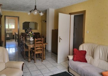 Maison lorraine de village , frontalière, proche des grands axes routiers (Longwy, Metz, Thionville) composée au R.D.C : d'un hall d 'entrée , 
d'un salon et salle à manger, d'une cuisine équipée comprise à la vente, d'un garage carrelé, d'un local de chauffe avec son espace buanderie.
Quatre vastes chambres et une salle de bains occupent le premier étage. Le grenier est aménageable:2 pièces sont mansardées.
une terrasse , une remise, et un jardin clos et arboré complètent l' ensemble de bonne facture. Pas de gros travaux à prévoir. Faibles taxes foncières (n.c.). Pour les amateurs de jardinage, un terrain non attenant de 3.08 ca est compris dans la vente, à 2 pas de la maison.

Avis du professionnel : bonne construction ( dalles pleines, beaux volumes, route non passante, bon rapport qualité /prix.).
La maison est isolée, murs mitoyens , bonne exposition, menuiseries double vitrage, combles avec laines de verre.  installation pompe à chaleur préconisé, aides gouvernementales possible.