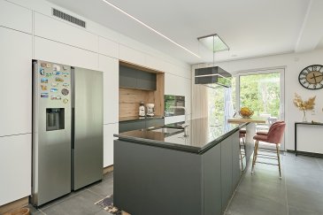 Nous vous proposons en exclusivité ce local commercial avec murs et fonds de commerce à vendre, situé dans l'un des quartiers prisés de Luxembourg Limpertsberg. Ce bien exceptionnel d'environ 286 m² de surface commerciale (et 356 m² de surface brute) offre un fort potentiel, que ce soit pour un investissement ou une exploitation directe. Il est actuellement aménagé en restaurant. Caractéristiques du bien : 
* Surface commerciale : env. 286 m² 
* Surface brute : env. 356 m² 
* Vente des murs + fonds de commerce 
* Emplacement stratégique avec fort passage 
* Activité actuelle : restauration 
* Proximité immédiate d'écoles, lycées, administrations et bureaux 
* Facilement accessible en transports en commun 

Points forts : 
* Quartier résidentiel et d'affaires dynamique 
* Très bonne visibilité 
* Opportunité rare sur le marché 
* Potentiel élevé pour investisseurs ou entrepreneurs Informations complémentaires (photos, rendement, etc.) disponibles uniquement sur demande, 

Pour organiser une visite ou obtenir plus de détails, veuillez nous contacter.
