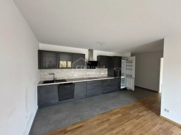 ***Ce bien vous intéresse, vous souhaitez davantage d'informations. N'hésitez pas à nous contacter           @: cdbimmo@cdbgest.lu

L'agence immobilière CDBimmo vous propose en location cet appartement deux chambres, situé au rez de chaussée d'un bel immeuble avec ascenseur, composé comme suit :

-	+/− 86.83 m2 de surface habitable intérieure 
-	2  chambres 
-	1 cuisine équipée
-	1 living
-      	1 débarras
-	1 salle de bains avec wc
-	1 cave
-	1 parking intérieur

Vous serez séduits par son agencement et ses volumes, sa luminosité et son calme. Sans oublier sa localisation à proximité de toutes commodités.

***Si vous souhaitez vendre ou louer votre bien, profitez de notre expérience et de notre parfaite connaissance du marché au Luxembourg. Nous vous offrons une estimation personnalisée avec une réelle expertise.

***CDBimmo est membre de la Chambre immobilière du Grand-Duché de Luxembourg (seul organisme accrédité par l'Etat pour la certification des agents immobiliers), et membre de la Chambre de Commerce de Luxembourg, gages de qualité.

****Découvrez tous nos autres biens sur www.cdbimmo.lu****

 ---------- 
***Sie sind an dieser Immobilie interessiert und benötigen weitere Informationen. Zögern Sie nicht, uns zu kontaktieren @: cdbimmo@cdbgest.lu

Die Immobilienagentur CDBimmo bietet Ihnen diese Wohnung mit zwei Schlafzimmern zur Miete an. Sie befindet sich im Erdgeschoss eines schönen Gebäudes mit Aufzug und setzt sich wie folgt zusammen:

- +/− 86.83 m2 innere Wohnfläche 
- 2 Schlafzimmer 
- 1 ausgestattete Küche
- 1 Wohnzimmer
- 1 Abstellraum
- 1 Badezimmer mit WC
- 1 Keller
- 1 Innenparkplatz