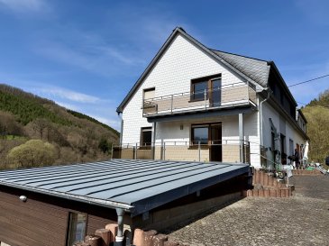 Vielseitiges Wohnhaus mit großem Grundstück ? ideal für Mehrgenerationen oder als Renditeobjekt

Wohnen, investieren oder beides kombinieren ? hier eröffnen sich Ihnen alle Möglichkeiten.

In attraktiver, grenznaher Lage zu Luxemburg und Belgien präsentiert sich dieses gepflegte Mehrfamilienhaus als echtes Multitalent. Ob als großzügiges Zuhause für mehrere Generationen, zur teilweisen Eigennutzung mit Vermietung oder als solides Renditeobjekt ? diese Immobilie passt sich Ihren Lebensplänen flexibel an.

Das ursprünglich ca. 1967 erbaute, massive Wohnhaus wurde im Jahr 1999 umfassend renoviert und überzeugt heute mit einer durchdachten Aufteilung sowie einem großzügigen Grundstück von 2.359 m², das bis zur idyllischen Our reicht.

Raumaufteilung & Wohnkonzept

Mit insgesamt ca. 215 m² Wohnfläche verteilen sich die Einheiten wie folgt:

Erdgeschosswohnung: ca. 90 m²  
Dachgeschosswohnung: ca. 82 m²  
Kellerwohnung: ca. 43 m²  

Jede Einheit ist in sich abgeschlossen und verfügt über eigene Zähler für Strom und Wasser ? ideale Voraussetzungen für eine unkomplizierte Vermietung oder getrennte Nutzung innerhalb der Familie.

Highlights auf einen Blick  
Sofort bezugsfertig  
Großzügiges Grundstück mit direktem Bezug zur Natur (Our)  
Zwei Garagen  
Drei separate Wohneinheiten  
Drei Einbauküchen inklusive  
Separate Zähler für jede Einheit  

Ausstattung  
Kunststofffenster mit Doppelverglasung in Holzoptik  
Fliesenböden  
Schieferdach (1998 erneuert)  
Terrasse mit ca. 20 m²  
Vollunterkellert mit drei Kellerräumen (je Einheit zugeordnet)  
Elektroheizung mit Warmwasserbereitung über Durchlauferhitzer  

Lage  
Leben im Dreiländereck  

Die Immobilie befindet sich in attraktiver Lage mit hervorragender Anbindung in Richtung Luxemburg und Belgien. Besonders für Pendler bietet sich hier eine ideale Kombination aus ruhigem Wohnen im Grünen und kurzer Distanz zu wirtschaftsstarken Regionen.

Die Nähe zur Natur ? insbesondere die angrenzende Wiesenfläche entlang der Our ? schafft eine hohe Lebensqualität und vielfältige Freizeitmöglichkeiten direkt vor der Haustür.

Fazit  

Ein Haus mit Perspektive: Ob als Mehrgenerationendomizil, Kapitalanlage oder Kombination aus beidem ? diese Immobilie überzeugt durch ihre Flexibilität, Lage und das großzügige Grundstück.

Das Haus  

Zustand: gepflegt  
Dach ausgebaut  
Terrasse, Garten, Balkon  
4 Stellplätze: Garage, Außen-Stellplatz  
Bad mit Fenster, Wanne und Dusche  
Einbauküche, offene Küche  
Böden: Fliesenboden, Steinboden  
Fenster: Kunststofffenster  
Anschlüsse: Satellitenanschluss  
Weitere Räume: Abstellraum, Wasch-Trockenraum  
Ausblick: Fernblick