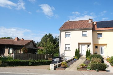 Avec studio indépendant - idéal pour profession libérale

Belle maison libre de 3 côtés, construite en 1999 et située à proximité de l'autoroute et de l'hôpital. La surface habitable est d'environ 121 m² sur un terrain de 5,04 ares avec un grand jardin.

La maison se compose comme suit :
Rez-de-chaussée : Hall d'entrée, séjour lumineux de 32,42 m², cuisine équipée, WC séparé.
1er étage : Hall de nuit, trois chambres (12,67 m² / 14,70 m² / 14,74 m²), salle de bains avec baignoire, douche et WC.
Sous-sol (57,32 m²) : Garage pour une voiture, buanderie/chaufferie. Studio de 15,29 m² avec accès indépendant et direct au jardin, composé de deux pièces et d'une salle de douche.
Idéal pour profession libérale.

Double vitrage, chaudière au gaz remplacée en 2014.
Possibilité de garer deux voitures à l'extérieur.

Renseignements et contact :
Mme Nassim Toloui
Email : nassim@parkagence.lu