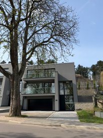 Au sein de la chaleureuse commune de Niederanven, votre agence immobilière Sirus vous propose cette superbe maison neuves au style contemporain, offrant des prestations modernes et des espaces lumineux .
cette maison  d'une surface utile de 286m2 sur un terrain de 2,39 ares.

En franchissant la porte, vous serez immédiatement séduit par son élégance.

Au rez-de-chaussée, vous y découvrirez un hall d'entrée, un vestiaire intégré ainsi qu'un espace Wellness avec Sauna, une salle de douche et WC.

Au 1er étage, un magnifique open-space lumineux de 80m2 comprenant :
Une cuisine équipée de chez POLIFORM, petite cave à vin, un poêle à bois et un salon/ salle à manger.
Un débarras ainsi qu'un Wc séparé complètent l'étage.

Cet espace de vie bénéficie d'une grande terrasse de 41m2 et d'un balcon de 9m2.

Au 2ème étage, vous serez charmé par l'espace de nuit qui est composé:

D'une suite parentale de 37m2 avec un dressing, une salle de douche italienne, un Wc séparé ainsi qu'un accès au balcon de 9m2.

Espace enfant:
Deux chambres avec bureau, armoires intégrées ainsi qu'une salle de bain avec baignoire et douche.

Pour compléter, ce bien dispose d'une cave/buanderie, d'un local technique, d'un garage intérieur avec branchements électriques pour deux voitures et deux emplacements de parking extérieur.


Informations complémentaires:

- Passeport énergétique A - A
- Maison intelligente, domotique
- Alarme & Vidéo parlophone
- Chauffage au sol, pompe à chaleur avec système géothermique
- Parquets
- Fenêtres châssis bois/alu avec triple vitrages & Stores à lamelles en aluminium et électriques
- Menuiseries haut de gamme sur mesures

Pour des amples informations, n'hésitez pas de nous contacter au +352 54 89 13 ou par 
secretariat-sirus@sirus.lu.

L'équipe Sirus Immobilière