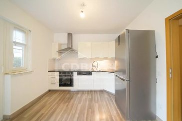 Situé au cœur d’Alzingen, dans une résidence calme et parfaitement entretenue, cet appartement de 67,37 m² offre un cadre de vie agréable alliant confort et praticité.
Les atouts du bien :
•	Appartement en rez-de-jardin avec balcon privatif
•	1 chambre parentale lumineuses avec dressing intégré 
•	1 chambre d’enfant lumineuse
•	Salon spacieux avec accès direct sur le balcon
•	Cuisine équipée ouverte
•	Salle de bain fonctionnelle avec douche et baignoire
•	WC séparé 
•	Hall d’entrée avec un vestiaire
•	Débarras de rangement
•	Emplacement intérieur 
•	Emplacement extérieur 
•	Buanderie commune
•	Disponibilité immédiate
•	Avances mensuelles : 300 €
•	CPE : E/E
L’immeuble avec ascenseur, construit en 2004, vient de bénéficier de travaux récents de façade et du remplacement de la porte de garage, garantissant un confort optimal et une excellente tenue dans le temps.
Emplacement idéal :
À seulement quelques minutes de la Cloche d’Or, du centre-ville de Luxembourg, de l’aéroport et à proximité immédiate de toutes les commodités, transports en commun, écoles et commerces
Ce bien vous séduit ?
Contactez-nous dès maintenant au (+352) 28 80 28 80 ou par e-mail à cdbimmo@cdbgest.lu
Vous envisagez de vendre ou louer votre bien ?
Faites confiance à CDBgest, membre de la Chambre Immobilière du Grand-Duché de Luxembourg et de la Chambre de Commerce, pour une estimation fiable, professionnelle et sans engagement.
Retrouvez toutes nos offres sur www.cdbimmo.lu
For Sale in Alzingen – Beautiful 2-Bedroom Apartment with Balcony and Double Parking
Located in the heart of Alzingen, in a quiet and perfectly maintained residence, this 67.37 m² garden-level apartment offers a comfortable and practical living environment.
Property Highlights:
• Ground-floor apartment with a private balcony
• Bright master bedroom with built-in dressing
• Second luminous bedroom, ideal for a child or office
• Spacious living room with direct access to the balcony
• Fully equipped open kitchen
• Bathroom with both shower and bathtub
• Separate WC
• Entrance hall with wardrobe
• Storage room
• Indoor parking space
• Outdoor parking space
• Shared laundry room
• Immediate availability
• Monthly charges: €300
• Energy Performance Certificate (EPC): E/E
The residence, built in 2004, is equipped with an elevator and has recently undergone façade renovation and garage door replacement, ensuring long-term comfort and quality.
Prime Location:
Only a few minutes from Cloche d’Or, Luxembourg City Center, and the airport, and within walking distance of all amenities, public transport, schools, and shops.
Interested in this property?
Contact us today at (+352) 28 80 28 80 or by e-mail at cdbimmo@cdbgest.lu
Thinking of selling or renting your property?
Trust CDBgest, member of the Chamber of Real Estate of the Grand Duchy of Luxembourg and the Chamber of Commerce, for a reliable, professional, and obligation-free valuation.
Discover all our listings on www.cdbimmo.lu