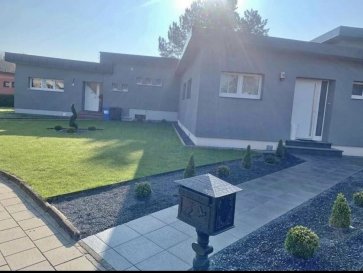 Contactez le +352 621 252 212 pour cette annonce. 
En exclusivité chez Active Invest : 

Vente d'une jolie maison à Esch Lallange, 140m2, plein pied, située sur un terrain de 3,49 ares

Avec l’acquisition de cette maison, vous recevez un cadre de vie calme et verdoyant, tout en bénéficiant de toutes commodités qu’offre Esch Lallange


La maison qui a été entièrement rénovée en 2018, se compose comme suit : 

-	Living
-	Cuisine séparée et équipée
-	Salle de douche
-	Buanderie
-	4 chambres 

Schwätze Lëtzebuergesch / Parle Français / Spreche Deutsch / Speak English

