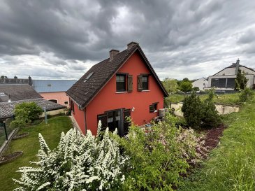 Construite en 1993 sur 4,15 ares de terrain privatif, belle maison individuelle disposant de +/- 120 m² habitables, comprenant :

- Hall d'accueil.
- Grand salon et salle à manger traversant avec cheminée et accès au balcon avant de +/- 10 m² et à la terrasse arrière de +/- 25 m².
- Cuisine équipée indépendante avec accès au balcon avant.
- Débarras.
- Salle de bains avec douche, WC et double lavabos.
- WC séparé.
- 2 chambres à coucher dont une avec accès balcon de +/- 8 m².
- Chaufferie / buanderie.
- Cave de rangement.
- 2 Garage fermé pour 2 à 3 voitures et 4 à 5 emplacements de parking extérieurs sur la propriété.
- Local poubelle extérieur.

La maison présente un bon état d'entretien général.
Fenêtres triple vitrage 2017 / Chaudière gaz / Cheminée.

Passeport énergétique F / G.
Située dans un quartier très tranquille, la maison sera disponible le 15 octobre 2025.