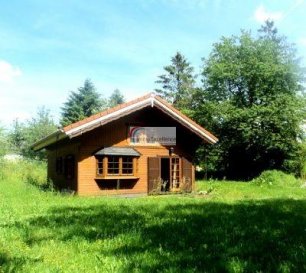 NEUER PREIS !! Einzelstehendes chaletartiges Ferienhaus am Ortsende auf großem Grundstück mit direktem Blick in den Wald. Im Winter auf gegenüberliegende Talseite. Grundstück Wiese/ Rasen mit einigen Obstbäumen/ Johannisbeersträuchern. Fachwerkkonstruktion außen wie innen mit Nordischer Fichtenschalung. Dach, Giebel, Boden ca. 20cm Dämmung. Imprägnierte Lagerhölzer. Isolierfenster (Euro- DIN), Dreh/ Kipp mit Klappläden und innenliegender Roto- Stangenverriegelung. Erkerfenster. Schlafboden mit feststehenden Wangen, Treppe mit Handlauf. Ziegeldach rot, Zinn- Dachrinne. Eingangsüberdachung. Haustyp: Einfamilienhaus (freistehend), Grundstücksfläche ca.: 1,000.00 m², Nutzfläche ca.: 15 m², Etagenanzahl: 2, Schlafzimmer: 1, Badezimmer: 1, Objektzustand: Erstbezug, Bauphase: Haus fertig gestellt, Baujahr: 2007, Qualität der Ausstattung: Gehoben, Letzte Modernisierung/ Sanierung: 2013, Heizungsart: Zentralheizung, Befeuerungsart: Gas, Stromverbrauch: ab 1.500 kWh, Als Ferienhaus geeignet: Ja, Garage/ Stellplatz: Außenstellplatz, Anzahl Garage/ Stellplatz: 3. Ausstattung: Gastherme, Gastank (unterirdisch) 2.700 Ltr, Fußbodenheizung im Wohnbereich, Flur/ Diele sowie Bad. Sowie zusätzlicher Flach- Heizungskörper im Wohnbereich, sowie Handtuchtrockner im Bad. Wohnzimmer, Küche und Bad mit rutschfesten Fliessen verlegt, Diele Laminat. Waschmaschinen- Anschluss im Hausgeräteraum. Telefon/ SAT- Leitung. Neues hochwertiges, helles Bad mit barrierefreier Dusche. Holzei