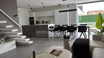 L’agence immobilière Immo-Contact vous propose cette superbe maison récente, construite en 2020, libre de trois côtés, d’une surface habitable d’environ 250 m² sur un terrain de 6 ares, idéalement située à proximité du lac de la Haute-Sûre, dans le canton de Wiltz.

Son emplacement constitue un véritable point fort, offrant un cadre naturel privilégié, au calme, tout en restant accessible. Vous profitez ici d’un environnement apaisant, entouré de verdure, parfait pour une vie de famille ou pour toute personne recherchant tranquillité et qualité de vie.

La maison se distingue par ses volumes impressionnants, sa luminosité omniprésente et une organisation des espaces pensée pour le confort au quotidien. Chaque niveau a été conçu de manière fluide, avec une circulation agréable et des espaces bien définis entre vie de jour et espaces de nuit. 

Le bien se compose comme suit :

Rez-de-chaussée :
- hall d’entrée
- WC séparé
- L’espace de vie principal est particulièrement agréable, avec une belle cuisine équipée ouverte et accès vers l’extérieur, permettant de profiter pleinement de la terrasse et du jardin.
- accès au garage pour 2 voitures ainsi que 3 emplacements extérieurs

Au 1er étage : 

- 3 chambres à coucher, dont une suite parentale avec dressing et salle de bain privative avec double vasque, douche, baignoire, WC et fenêtre
salle de bain avec douche, double vasque et WC

Dernier étage :
- chambre à coucher
- Bureau

 Sous-Sol
- Cave 
- Buanderie
- Espace technique

Disponibilité à convenir

Visites possibles en semaine et le samedi

Pour toutes informations, contactez-nous au +352 26 311 992

Estimation gratuite de votre bien sous 48h : +352 26 311 992 ou [info@immocontact.lu]*