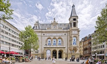 --- ENGLISH VERSION BELOW ---

APPARTEMENT NON-MEUBLÉ

DALPA SA vous propose en location, un exceptionnel penthouse, situé au plein centre-ville à côté de la place d’Armes, de +/- 105m² avec un petit balcon de +/- 3m² et une belle terrasse de +/- 10m². 

Disponibilité : 1er juillet 2023

L’objet se situe au : 5, rue Genistre, L-1623 Luxembourg 

Situé 3e et dernier étage l’appartement se compose : 
- 1 spacieux hall d’entrée
- 1 cuisine équipée ouverte
- 1 confortable pièce de living 
- 1 chambre à coucher fermée
- 1 chambre ouverte avec accès au petit balcon
- 1 chambre ouverte sur la mezzanine donnant accès à la terrasse
- 1 salle de douche avec WC
- 1 WC séparé

Au sous-sol une cave complète ce bien. 

Nous sommes à votre entière disposition pour tous renseignements complémentaires ou visites des lieux. Veuillez nous contacter sous le numéro + 352 621 469 311 ou par mail sur info@dalpa.lu 

Si vous souhaitez vendre ou louer votre bien, nous mettons à votre disposition notre professionnalisme, savoir-faire ainsi que notre qualité de service. Nous vous proposons des estimations rapides, gratuites et réalistes.

ENGLISH VERSION

NON-FURNISHED APARTMENT 

DALPA SA offers you for rent an exceptional penthouse, located in the city center next to the Place d'Armes, of +/- 105m² with a small balcony of +/- 3m² and a beautiful terrace of +/- 10m².

Availability: July 1st, 2023

The object is located at: 5, rue Genistre, L-1623 Luxembourg

Located on the 3rd and last floor, the apartment consists of:
- 1 spacious entrance hall
- 1 open equipped kitchen
- 1 comfortable living room
- 1 closed bedroom
- 1 open bedroom with access to the small balcony
- 1 open bedroom on the mezzanine giving access to the terrace
- 1 shower room with WC 
- 1 separate WC

In the basement a cellar completes this property.

We are at your disposal for any further information or site visits. Please contact us under the following number + 352 621 469 311 or by mail on info@dalpa.lu

If you want to sell or rent your property, we put at your disposal our professionalism, know-how and our quality of service. We offer you quick, free and realistic estimates.