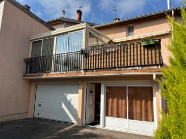 Belle Maison de ville comprenant entrée, cuisine équipée de qualité, salon-séjour spacieux ouvert sur véranda et terrasse, 2 chambres dont une en mezzanine, 2 bureaux, salle d'eau, 2 wc , sous-sol avec garage, buanderie, atelier, terrain attenant.
Maison entretenue et bien équipée en Cenre-Viile immédiat dans une rue peu passante. RARE