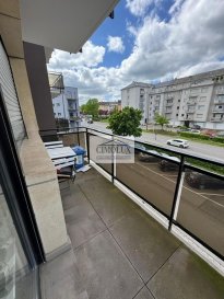 Bel appartement lumineux à Esch-sur-Alzette ? 2 chambres, terrasse et garage fermé

L'agence Cimolux vous propose ce charmant appartement d'environ 75 m², situé dans un quartier calme d'Esch-sur-Alzette, idéal pour les familles ou les couples à la recherche de confort et de tranquillité.

Ce bien se compose comme suit :

2 chambres à coucher spacieuses,

Un salon accueillant, ouvert sur une salle à manger lumineuse,

Accès direct à une agréable terrasse + une Terrasse de plus dans l'appartement

Cuisine équipée moderne et fonctionnelle,

Salle de bain avec baignoire,

WC séparé pour plus de confort,

Cave privative,

Buanderie commune,

Garage box fermé inclus.

L'appartement bénéficie d'une très belle luminosité naturelle tout au long de la journée et a été entretenu avec soin.

Situation idéale, proche des commodités, transports et axes routiers.

N'hésitez pas à nous contacter pour organiser une visite !

Pour plus de photos rdv sur notre site www.cimolux.lu

Pour plus d'informations contactez l'agence on parle français, allemand, luxembourgeois, anglais, portugais et italien.

Pour l'obtention de votre crédit, nos contacts avec nos partenaires financiers vous permettront d'avoir les meilleures conditions.