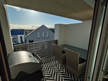 A VISITER !!!!

Situé dans une résidence livrée en 2019, cet appartement de 78 m² allie confort moderne et performance énergétique (classe AB). 

L'espace de vie se compose d'une entrée donnant accès à un séjour spacieux avec cuisine ouverte donnant vers un balcon, idéal pour profiter de l'extérieur. 
Le bien dispose de deux chambres, d'une salle de douche, d'un WC séparé et de nombreux rangements. 

Au sous-sol, vous bénéficiez de trois parking intérieur sécurisé, d'un emplacement extérieur et d'une cave privative. 
Une buanderie commune complète le bien. 

Un emplacement parfait pour les familles comme pour les professionnels cherchant confort et accessibilité. 

Pour tout renseignement complémentaire ou information veuillez nous contacter par email info@immonordstrooss.lu ou par Tél: 691 850 805.

Proposition de crédit/financement à taux compétitif auprès des banques Luxembourgeoise incluse dans nos services gratuits.