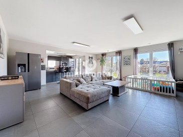 L'agence immobilière Immo-Contact vous propose cette magnifique maison individuelle de +/− 250m² de surface totale située à Vichten.

Idéalement située dans un environnement particulièrement calme et résidentiel, cette maison bénéficie d’un emplacement privilégié au sein d’une rue sans issue, garantissant très peu de passage et une grande tranquillité au quotidien.
Construite en 2021, elle offre tout le confort d’une construction moderne avec des prestations actuelles et une qualité de vie particulièrement agréable. Son emplacement permet de profiter d’un cadre paisible tout en restant à proximité des commodités et des axes principaux.

La maison, sur 3 niveaux, se compose comme suit :

Rez-de-chaussée :
- Hall d'entrée
- Salon avec espace salle à manger et accès sur la terrasse et le jardin explosé Sud-Est
- Cuisine équipée ouverte avec accès sur l'extérieur
- Débarras pour la cuisine
- Salle à manger
- WC séparés

1er étage :
- Hall de nuit
- 3 chambres à coucher dont une parentale avec dressing et salle de bain comprenant baignoire, douche et fenêtre
- Salle de bain avec douche, WC, emplacements machine à laver et fenêtre

2ème étage :
- Grenier aménagé en 