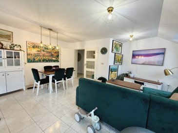 L'Agence Immobilière Chaves vous présente ce bel appartement très lumineux offrant une vue dégagée sur le château de Larochette.  
Situé au 3? étage d'une résidence construite en 1960 (sans ascenseur), il dispose d'une surface habitable d'environ 90,13 m².  

Composition du bien :  
Au Sous-sol :  
- Cave privative  

Au Rez-de-chaussée :  
- Garage fermé  

3? étage :  
- Hall d'entrée  
- Cuisine équipée  
- Salon et salle à manger  
- WC séparé  
- Salle de douche  
- 3 chambres à coucher  

L'appartement bénéficie également d'un grenier privatif.  

Rénovations et équipements :  
- Fenêtres triple vitrage (2025)  
- Portes intérieures remplacées en 2026  
- Porte d'entrée changée en 2022  
- Fibre optique  
- Chauffage au mazout (chaudière de 2021)  
Disponibilité : à convenir