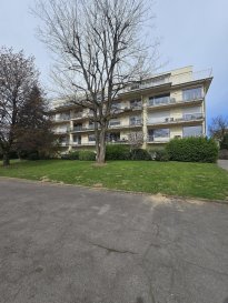 APPARTEMENT A VENDRE A KIRCHBERG !!!

Magnifiquement rénové de +/-78 m² avec un emplacement privilégié sur Kirchberg, Rue des Maraîchers.
En plaçant le centre ville en quelques minutes tout en offrant un environnement résidentiel calme et sécurisé.

L'appartement dispose de deux chambres bien proportionnées, une terrasse lumineuse orientée au sud avec une excellente exposition au soleil et d'un accès à un jardin parfait pour propriétaires d'animaux de compagnie ou enfants pour jouer.

Un garage privé ajoute une commodité précieuse dans cet endroit haut de gamme.
La propriété est entièrement meublée, y compris une toute nouvelle cuisine moderne, des meubles BOCONCEPT élégants et une télévision SAMSUNG de 55 pouces.
L'emplacement distingue vraiment cette propriété. Une école et une aire de jeux sont à seulement 50 m, ce qui la rend idéale pour les familles, tandis que les commodités de tous les jours sont facilement accessibles, y compris les supermarchés aux Infinity Towers et Auchan à une courte distance en vélo. Prévu en 2027, un nouvel arrêt de tram prévu à environ 300 m de la résidence améliorera encore la connectivité et la valeur à long terme.

Pour tout renseignement complémentaire ou information veuillez nous contacter par email info@immonordstrooss.lu ou par Tél: 691 850 805.

Proposition de crédit/financement à taux compétitif auprès des banques Luxembourgeoise incluse dans nos services gratuits.