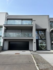 Au sein de la chaleureuse commune de Niederanven, votre agence immobilière Sirus vous propose cette superbe maison neuves au style contemporain, offrant des prestations modernes et des espaces lumineux .
cette maison  d'une surface utile de 286m2 sur un terrain de 2,39 ares.

En franchissant la porte, vous serez immédiatement séduit par son élégance.

Au rez-de-chaussée, vous y découvrirez un hall d'entrée, un vestiaire intégré ainsi qu'un espace Wellness avec Sauna, une salle de douche et WC.

Au 1er étage, un magnifique open-space lumineux de 80m2 comprenant :
Une cuisine équipée de chez POLIFORM, petite cave à vin, un poêle à bois et un salon/ salle à manger.
Un débarras ainsi qu'un Wc séparé complètent l'étage.

Cet espace de vie bénéficie d'une grande terrasse de 41m2 et d'un balcon de 9m2.

Au 2ème étage, vous serez charmé par l'espace de nuit qui est composé:

D'une suite parentale de 37m2 avec un dressing, une salle de douche italienne, un Wc séparé ainsi qu'un accès au balcon de 9m2.

Espace enfant:
Deux chambres avec bureau, armoires intégrées ainsi qu'une salle de bain avec baignoire et douche.

Pour compléter, ce bien dispose d'une cave/buanderie, d'un local technique, d'un garage intérieur avec branchements électriques pour deux voitures et deux emplacements de parking extérieur.


Informations complémentaires:

- Passeport énergétique A - A
- Maison intelligente, domotique
- Alarme & Vidéo parlophone
- Chauffage au sol, pompe à chaleur avec système géothermique
- Parquets
- Fenêtres châssis bois/alu avec triple vitrages & Stores à lamelles en aluminium et électriques
- Menuiseries haut de gamme sur mesures

Pour des amples informations, n'hésitez pas de nous contacter au +352 54 89 13 ou par 
secretariat-sirus@sirus.lu.

L'équipe Sirus Immobilière