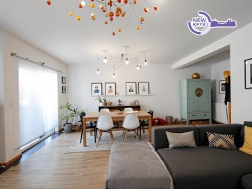 Proche de toute commodités !

Découvrez ce spacieux duplex de 121m², niché aux 2ème et 3ème étages d'une charmante maison bi-familiale. Idéalement situé et proche des transports en commun, des écoles et des supermarchés, il offre un cadre de vie pratique et agréable à Bereldange (commune de Walferdange).

Au 2ème étage, vous trouverez :

- Un vaste living lumineux d'environ 40m² avec accès à un balcon de 2,74m², parfait pour profiter des beaux jours.
- Une cuisine équipée d'environ 20m², pensée pour vos moments conviviaux.
- Un toilettes séparé

Le 3ème étage dessert :

- Un hall de nuit
- Trois chambres confortables d'environ 15m², 13m² et 12m2 offrant de beaux espaces pour toute la famille.
- Une salle de bain spacieuse et équipée d'une baignoire, d'un WC et des raccordements pour votre lave-linge et sèche-linge.

Les atouts supplémentaires de ce bien :

- Un grenier aménageable au 4ème étage, offrant un potentiel de stockage.
- Au rez-de-chaussée : un garage privatif d'environ 20m² avec un espace de stockage /débarras au fond.
- Un emplacement de parking extérieur devant le garage et un jardin commun pour les 2 foyers copropriétaires.
- Chauffage au mazout (raccordement gaz existant), fenêtres en PVC double vitrage.
- Pour votre sécurité, un système d'alarme et de vidéosurveillance est déjà en place.

Les charges mensuelles s'élèvent à seulement 250€.

>>>> Contactez-nous au 691 216 830 ou par e-mail : smarrocco@newkeys.lu pour toute information complémentaire ou pour organiser une visite.


Les prix s'entendent frais d'agence inclus dans le prix et payable par le vendeur.
Nous recherchons en permanence pour la vente et pour la location, des appartements, maisons,
terrains à bâtir pour notre clientèle déjà existante.
N'hésitez pas à nous contacter si vous avez un bien pour la vente ou la location.
Estimation gratuite.

**** Découvrez tous nos autres biens sur notre site **** www.newkeys.lu****

 ---------- 
Close to all Amenities!

Discover this spacious 121m² duplex, nestled on the 2nd and 3rd floors of a charming two-family house. Ideally located in Bereldange (municipality of Walferdange) and close to public transport, schools, and supermarkets, it offers a practical and pleasant living environment.

On the 2nd floor:
- A large, bright living room of approximately 40m² with access to a 2.74m² balcony, perfect for enjoying sunny days.
- A fully equipped kitchen of approximately 20m², designed for convivial moments.
- A separate toilet.

- The 3rd floor leads to:
- A night hall.
- Three comfortable bedrooms of approximately 15m², 13m², and 12m², offering ample space for the whole family.
- A spacious bathroom equipped with a bathtub, a toilet, and connections for your washing machine and dryer.

Additional features of this property:
- A convertible attic on the 4th floor, offering storage potential.
- On the ground floor: a private garage of approximately 20m² with a storage/utility area at the back.
- An outdoor parking space in front of the garage and a communal garden for the two co-owning households.
- Oil heating (gas connection available), PVC double-glazed windows.
- For your security, an alarm and video surveillance system is already in place.

The monthly charges amount to only €250.

>>> Contact us at +352 691 216 830 or by email at smarrocco@newkeys.lu for more information and/or a possible visit.

The prices include agency fees, payable by the seller. We are constantly looking for apartments, houses, and building plots for sale and rent for our existing clientele. Don't hesitate to contact us if you have a property for sale or rent. Free valuation.

**** Discover all our other properties on our website **** www.newkeys.lu****