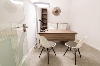 Le bureau est d\'un superficie de 9,48m2, il est entièrement équipé avec téléphone, Wifi et mobilier inclus.<br><br>Vous disposer également d\'une boite aux lettres unique à l\'entrée du business center pour votre courrier + accès à la photocopieuse gratuitement.<br><br>Le ménage des parties communes est comprise dans le prix, en option possibilité du ménage privatif de votre bureau : 50€/mois en sus.<br><br>Nous mettons également à votre disposition un coffee corner.<br><br>Agence ELSA\'HOME à votre écoute pour la concrétisation de vos projets en toute confiance.