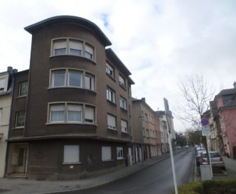                 VENDU VENDU VENDU VENDU 
Quartier calme et idéalement situé à Esch/Alzette 
LUXPROIMMO vous propose ce bel appartement au 3éme étage sans ascenseur dans une petite copropriété  de 4 unités et disposé comme suit:
Hall d’accueil, wc séparé, 2 chambres à coucher, living, salle de bains et cuisine équipée indépendante.

Cave et garage privés. Buanderie commune.
Chauffage individuelle au gaz , double vitrage et dalles en béton

L’immeuble est situé dans un quartier résidentiel de la Ville de Esch/Alzette, rue à trafic modéré. Proche de toutes commodités, Ecole, commerces de proximité, restaurants, transports en commun et réseau autoroutier. 