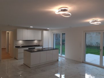 A vendre Luxembourg centre:
Aux abords immédiats du Parc de la Vallée de la Pétrusse et du centre-ville, très bel appartement moderne de 77 m2 avec grand jardin privatif à vendre. Cet appartement aux finitions luxueuses se compose ainsi : hall d'entrée, WC séparé, grand living avec accès sur 2 côtés au jardin privatif et à la terrasse (17m2), belle cuisine équipée avec appareils de marque Siemens, hall de nuit avec dressing intégré de 8m, chambre à coucher donnant sur le jardin, grande salle de bains avec double vasque, WC et douche donnant accès au jardin.
Toutes les pièces donnent accès au jardin privatif de 1,25 ares clôturé et aménagé avec haies et arbres.
Les finitions sont luxueuses avec un très beau carrelage de grande dimension et du parquet. Le mobilier intégré est fait sur mesure. L'appartement dispose d'une porte d'entrée sécurisée ainsi que d'un système d'alarme sophistiqué.
L'appartement est complété par une grande cave de 12 m2 et d'un double emplacement dans la buanderie commune. 
Un parking intérieur de 13m2 est disponible en option au prix de 95.000 €.
Ce bien se trouve dans une résidence moderne construite en 2023.
L'appartement est actuellement loué jusque 2026 par un locataire de qualité.
Visitez dès aujourd'hui cet superbe appartement de haute qualité en contactant Natacha Bivort au tél.: 661/334422.

Équipements à Proximité:
Le quartier de la Vallée de la Pétrusse est connu pour son ambiance conviviale et sa richesse en installations modernes. Les écoles et établissements éducatifs (Campus Geesseknäppchen) se trouvent à proximité, assurant une excellente éducation pour les familles. Les options de shopping variées, incluant des magasins et des centres commerciaux, rendent les courses quotidiennes ou occasionnelles agréables. Des restaurants raffinés et diversifiés vous attendent pour des expériences culinaires inoubliables. Pour les amateurs de plein air, des parcs et des espaces de loisirs sont accessibles à 1 minute à pied. Le quartier bénéficie d'infrastructures de santé de qualité ainsi que de transports publics efficaces facilitant l'accès à toute la ville et au réseau autoroutier international.

Ne manquez pas cette occasion exceptionnelle! Planifiez une visite dès maintenant en nous contactant via le formulaire de contact ou par téléphone au 661/334422