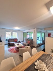 Immo Nordstrooss vous propose un bel appartement de +/- 85.34 m² situé au première étage d'une charmante résidence de 6 unités sis à DIEKIRCH construit en 2010.  

Cet appartement vous offre : 
- Hall d'entrée 
- Salon/salle à manger avec cuisine équipée haut de gamme semis ouverte 
- Salle de douche avec WC et fenêtre 
- 2 chambres à coucher dont 1 avec accès sur un balcon 

Atouts supplémentaires: 

- Place dans la buanderie commune 
- 1 emplacement parking intérieur 
- Passeport Energétique C/E 
- Triple vitrage 
- VMC 
- Volets électriques
- Une clôture sécurisée pour parking couvert privatif. 
La sécurité est renforcée par une porte blindée, un interphone et un vidéophone. 

Pour tout renseignement complémentaire ou information veuillez nous contacter par email info@immonordstrooss.lu ou par Tél: 691 850 805.

Proposition de crédit/financement à taux compétitif auprès des banques Luxembourgeoise incluse dans nos services gratuits.