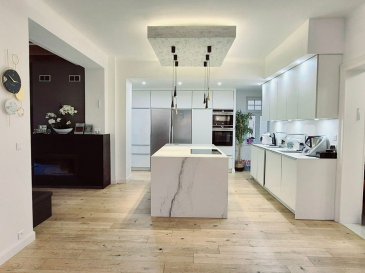 A Thionville, maison de Maître des années 30. Bien d'exception.. A Thionville, adresse très recherchée pour cette maison de maître des années 30, rare sur le secteur, offrant 258 m² habitables, un sous-sol complet et deux garages.
Le rez-de-chaussée s'articule autour d'une extension contemporaine spectaculaire, véritable coeur de la maison : grande pièce de vie avec baie vitrée, cheminée et cuisine américaine haut de gamme. 
À l'étage, une suite parentale avec salle de bains privative et terrasse, quatre chambres supplémentaires et deux autres salles de bains, offrant confort et fonctionnalité pour une famille.
Les combles aménageables permettent encore d'imaginer de nouveaux espaces.
À l'extérieur, superbe terrain de 19 ares, parfaitement proportionné, avec piscine.
Prestations actuelles et rares pour une maison de cette époque :
pompe à chaleur, DPE B, volumes, lumière et emplacement premium.
Les informations sur les risques auxquels ce bien est exposé sont disponibles sur le site Géorisques : www.georisques.gouv.fr » 
Contacts :
- Karine Karas 06 08 31 19 87
- Katia Moriceau : 06 75 66 99 25