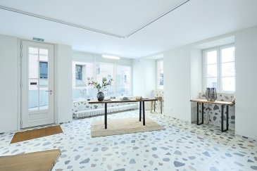 Propriété commerciale à Centre Ville, Luxembourg à vendre par Myestate - Découvrez cette opportunité commerciale exceptionnelle située dans le centre animé de la ville de Luxembourg, dans le célèbre district de Centre Ville. Cet espace commercial est proposé à la vente par Myestate et promet un emplacement stratégique idéal pour les entreprises souhaitant tirer parti du trafic piétonnier du centre-ville.

Détails de la propriété - Cette notable propriété commerciale s'étend sur une impressionnante superficie de 127 mètres carrés et est prévue pour completion en 2024. La construction moderne comporte trois étages, offrant un espace suffisant pour une variété d'utilisations commerciales. Elle est équipée de mesures de sécurité essentielles, y compris un système d'alarme incendie, un accès sécurisé, un système d'alarme et des caméras de surveillance, garantissant la tranquillité d'esprit pour toute entreprise. Bénéficiant d'une connexion Internet en fibre optique, elle est bien équipée pour les opérations commerciales modernes. Sa classe énergétique E est complétée par un chauffage au gaz, maintenant un équilibre entre confort et efficacité.

Équipements à proximité - Situé dans la dynamique zone de Centre Ville à Luxembourg, cet espace commercial est entouré d'une atmosphère vibrante, ce qui en fait un emplacement de choix pour les entreprises. La proximité des meilleures institutions éducatives et d'une variété d'options de shopping et de restauration amplifie le caractère vivant du quartier. Des parcs verdoyants et des zones de loisirs actives sont à proximité, offrant un excellent environnement pour des pauses récréatives. La région est bien soutenue par des infrastructures de santé et offre d'excellentes liaisons de transport, garantissant une connectivité fluide pour les opérations commerciales et la clientèle.

Saisissez l'opportunité d'une vie et sécurisez cet emplacement commercial de premier choix dans le centre-ville de Luxembourg. Contactez notre équipe chez Myestate dès aujourd'hui via le formulaire de contact ou appelez-nous pour planifier une visite et prendre le premier pas vers le prochain chapitre de votre entreprise.