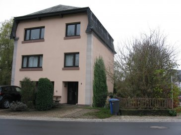 Rez-de-chausée: Bureau, garage pour 1 voiture et buanderie
1er étage: cuisine équipée et séparée, Living avec salle à manger, toilette séparée
2e étage: 3 chambres à coucher et salle de bain
sous-sol: cave
Extérieur: emplacements pour 2 voitures, jardin et terrasse